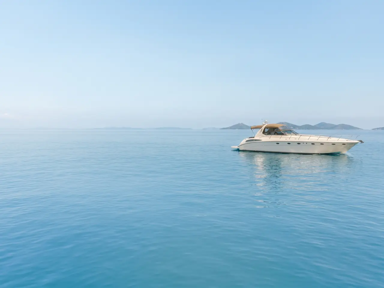 Yate privado Sea Ray navegando en aguas cristalinas de Mallorca