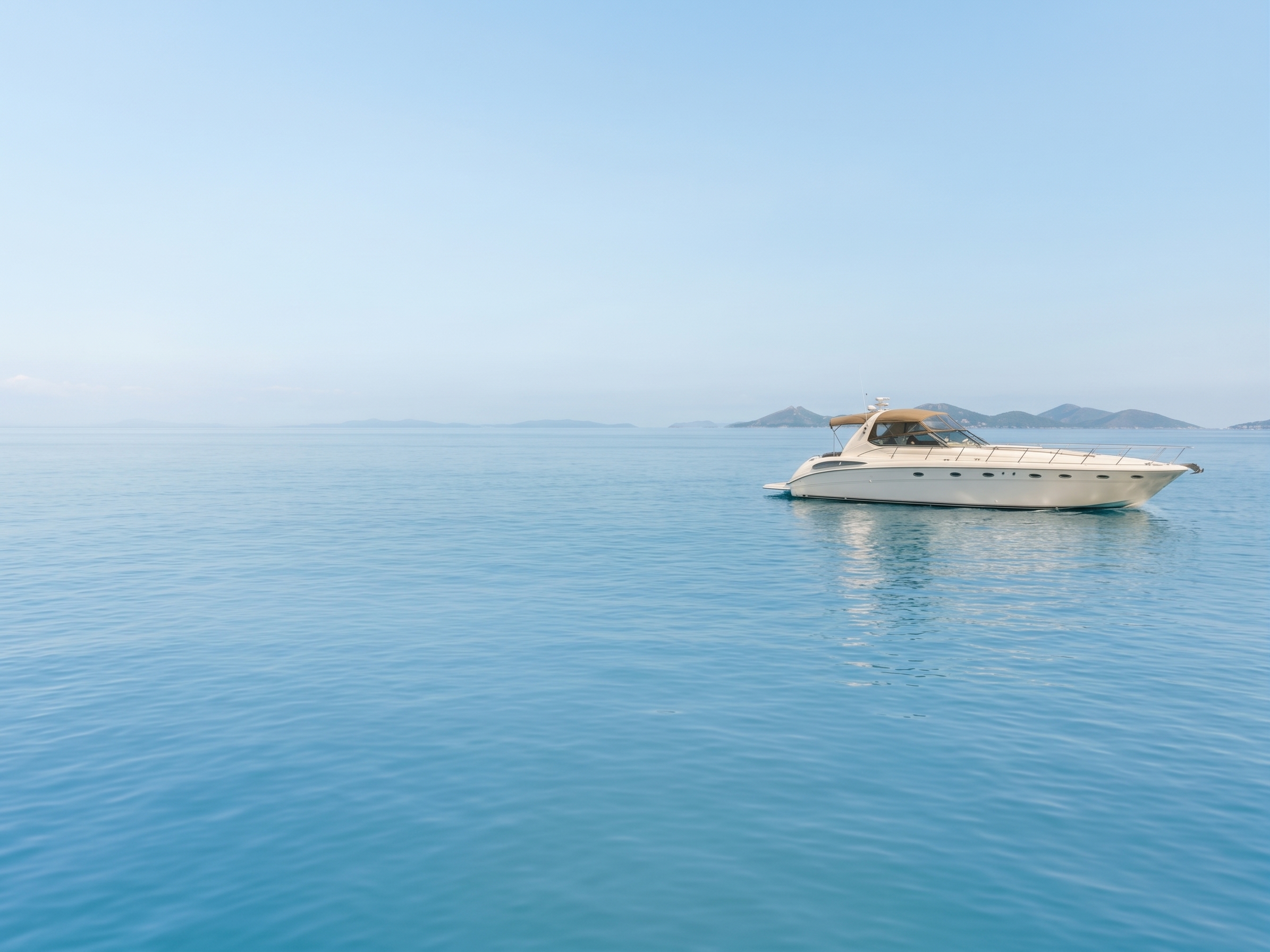 Yate privado Sea Ray navegando en aguas cristalinas de Mallorca