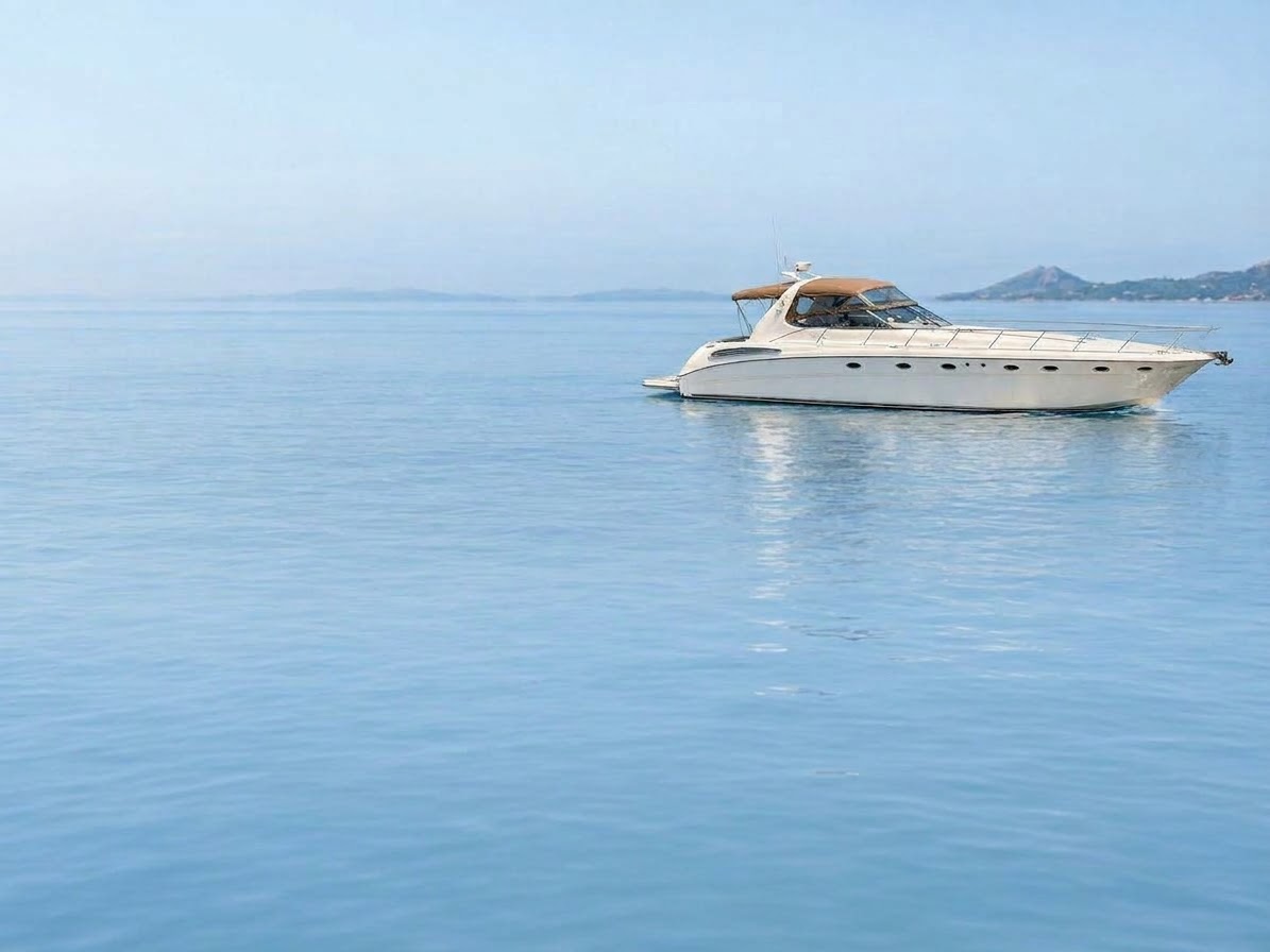 Yate privado Sea Ray navegando en aguas cristalinas de Mallorca